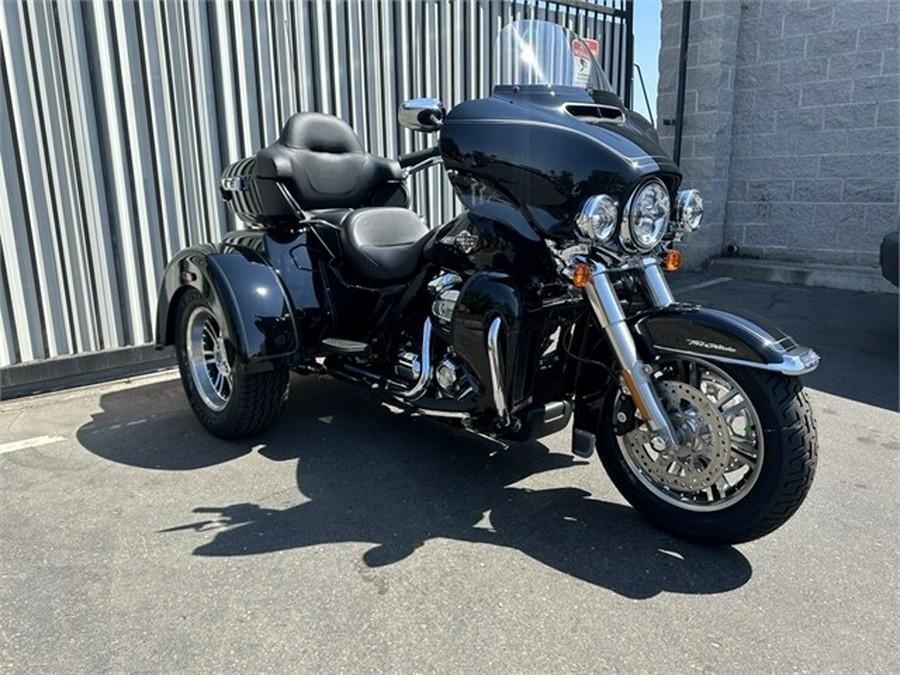 Harley-Davidson Tri Glide Ultra 2023 FLHTCUTG 069064 BLACK W/ PINSTRIPE