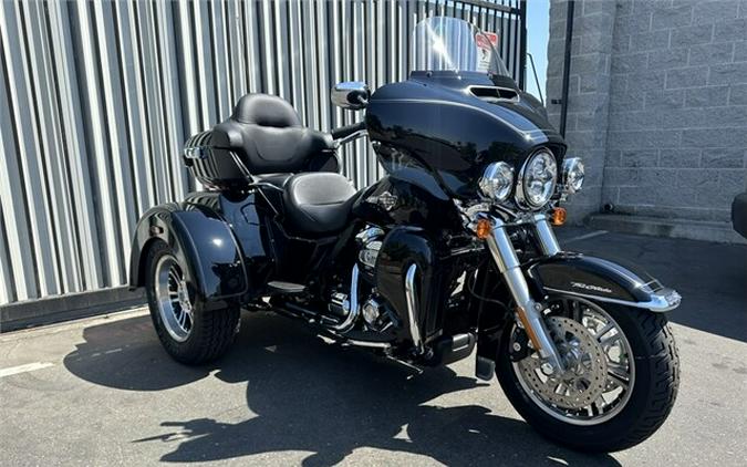 Harley-Davidson Tri Glide Ultra 2023 FLHTCUTG 069064 BLACK W/ PINSTRIPE