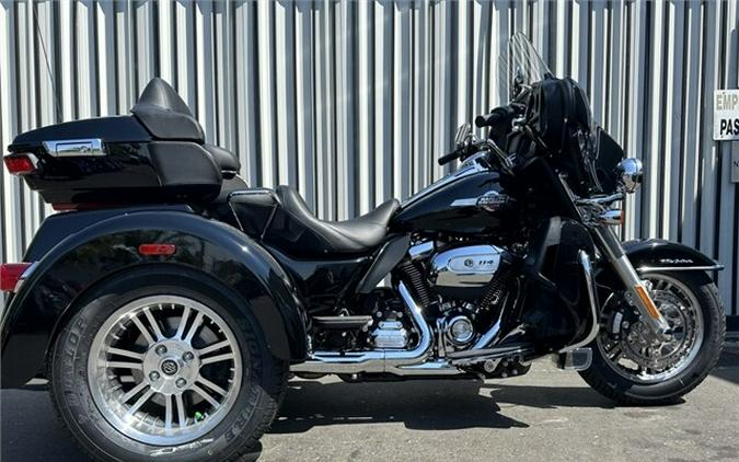 Harley-Davidson Tri Glide Ultra 2023 FLHTCUTG 069064 BLACK W/ PINSTRIPE