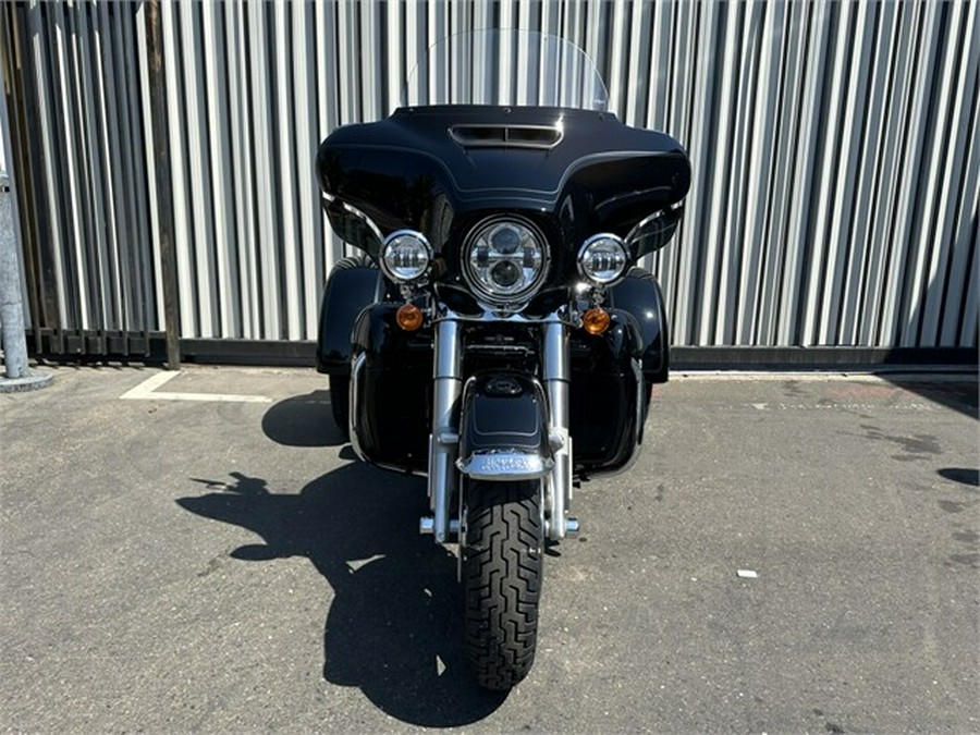 Harley-Davidson Tri Glide Ultra 2023 FLHTCUTG 069064 BLACK W/ PINSTRIPE