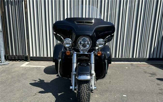 Harley-Davidson Tri Glide Ultra 2023 FLHTCUTG 069064 BLACK W/ PINSTRIPE