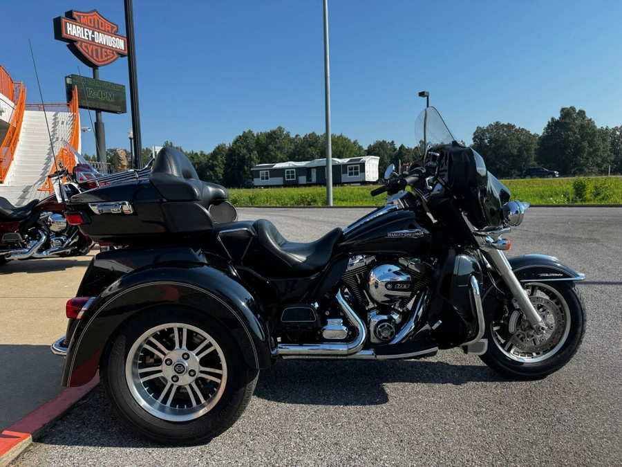 2016 Harley-Davidson® Tri Glide® Ultra Vivid Black