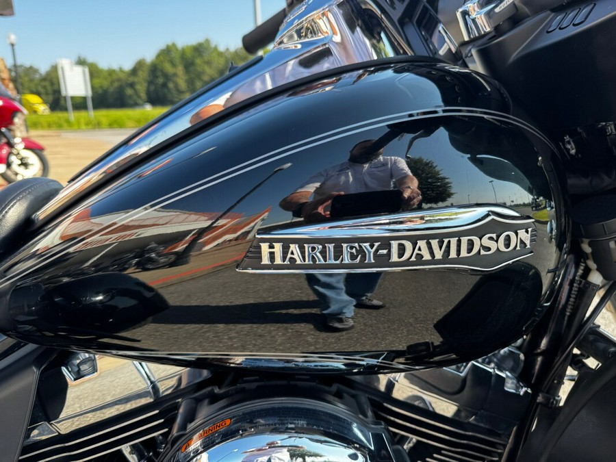 2016 Harley-Davidson® Tri Glide® Ultra Vivid Black