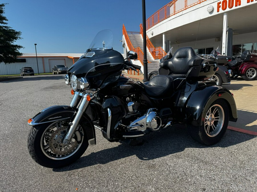 2016 Harley-Davidson® Tri Glide® Ultra Vivid Black