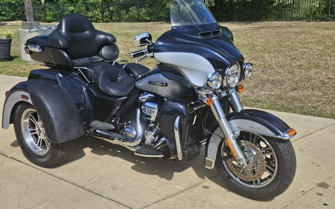 2019 Harley-Davidson® Tri Glide® Ultra Midnight Blue/Barracuda Silver
