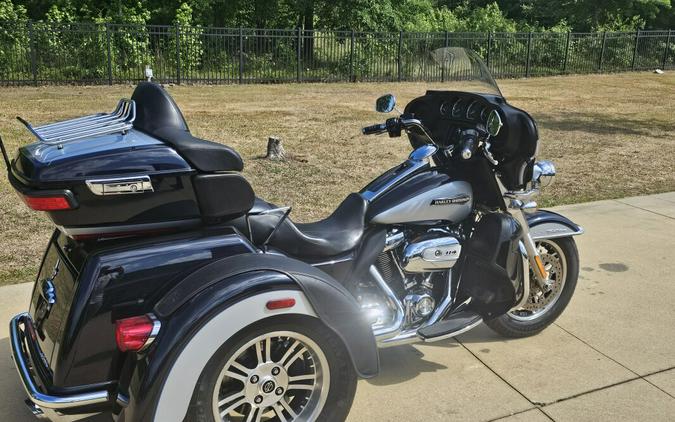 2019 Harley-Davidson® Tri Glide® Ultra Midnight Blue/Barracuda Silver