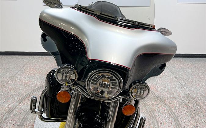 2010 Harley-Davidson Ultra Classic Electra Glide FLHTCU 14,185 Miles Vivid Black / Brilliant Silver Pearl