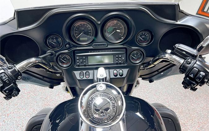 2010 Harley-Davidson Ultra Classic Electra Glide FLHTCU 14,185 Miles Vivid Black / Brilliant Silver Pearl