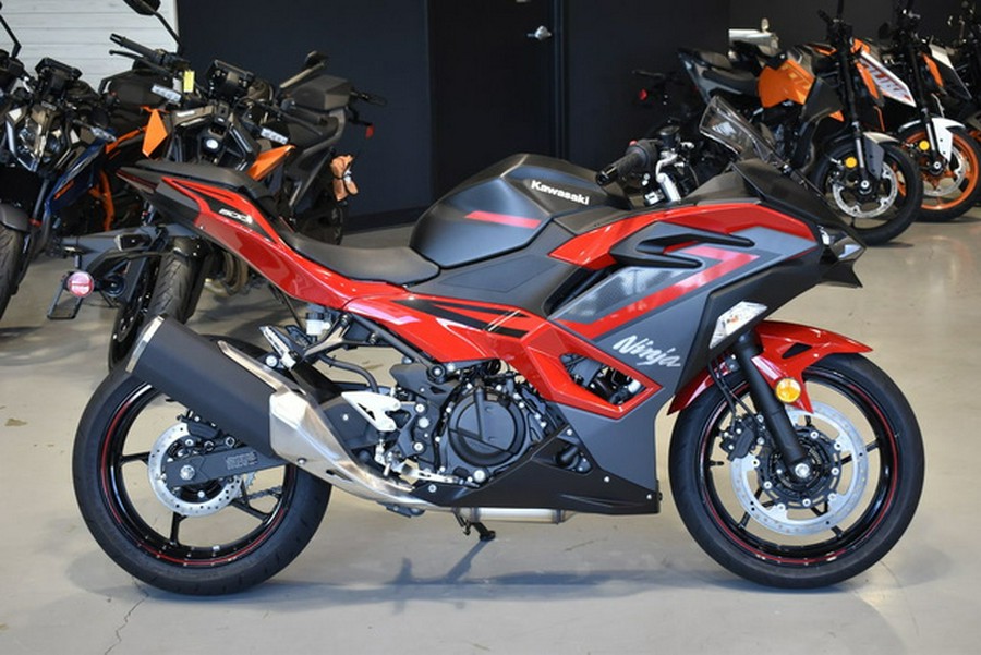 2025 Kawasaki Ninja 500 ABS Passion Red/Metallic Flat Spark Bla