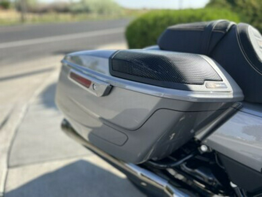 2023 Harley-Davidson CVO™ Street Glide Dark Platinum w/Pinstripe