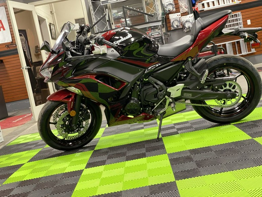 2021 Kawasaki Ninja® 650 ABS Metallic Spark Black/Metallic Imperial Red