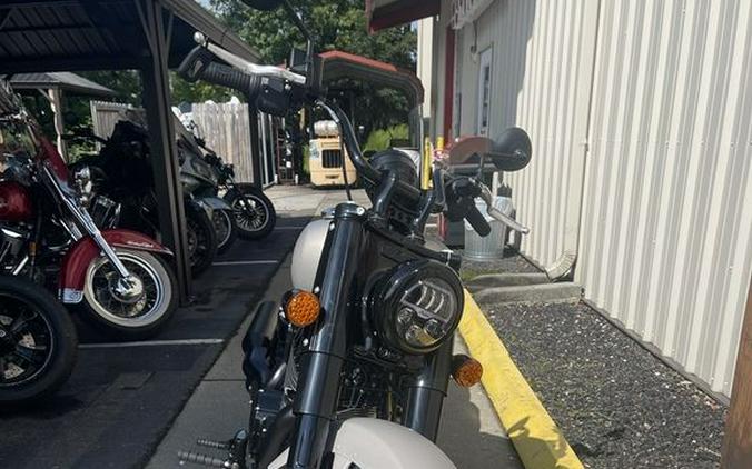 2023 Indian Motorcycle® Chief® Bobber Dark Horse® Silver Quartz Smoke