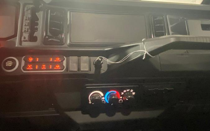 2026 Can-Am SSV DEF XTCAB 65 HD11 BE 26 XT CAB HD11