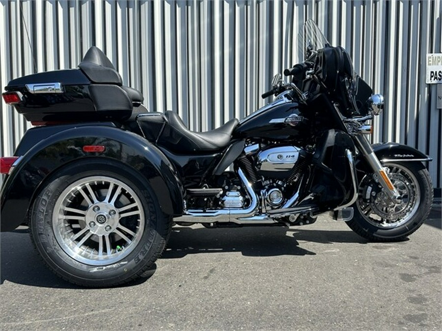 Harley-Davidson Tri Glide Ultra 2023 FLHTCUTG 84349412 BLACK W/ PINSTRIPE