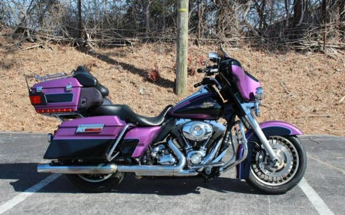 2011 Harley-Davidson® FLHTCU