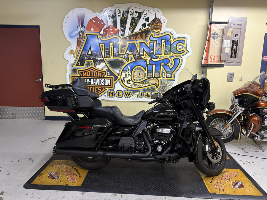 2021 Harley-Davidson® Ultra Limited Vivid Black - Black Finish FLHTK