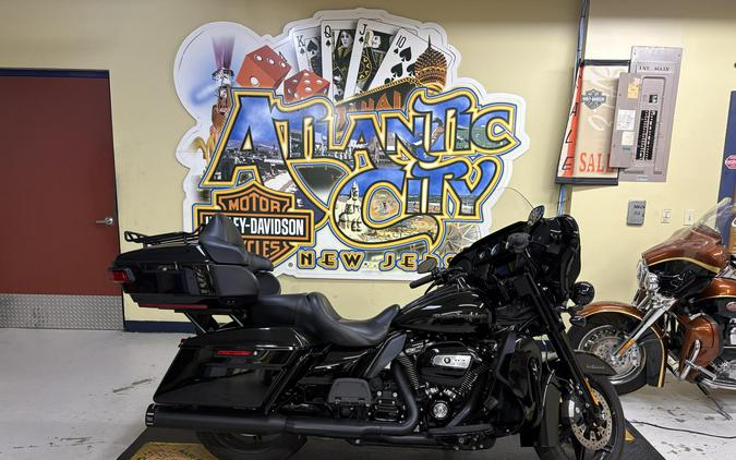 2021 Harley-Davidson® Ultra Limited Vivid Black - Black Finish FLHTK