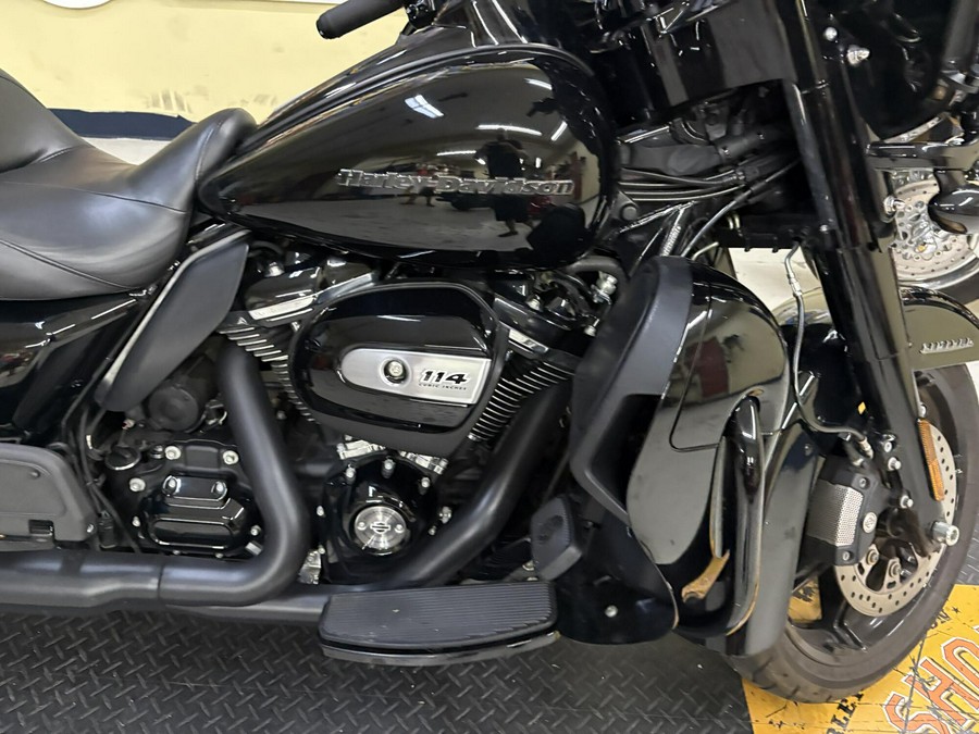 2021 Harley-Davidson® Ultra Limited Vivid Black - Black Finish FLHTK