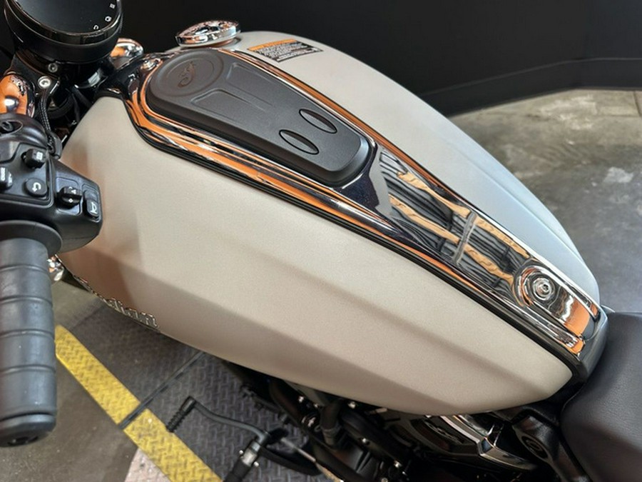 2025 Indian Scout Classic Limited +Tech Silver Quartz Smoke