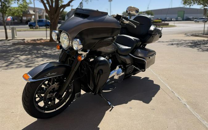 2017 Harley-Davidson® Ultra Limited Two-Tone Charcoal Denim/Black Denim