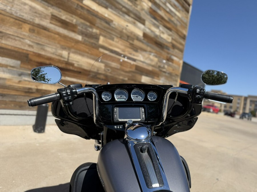 2017 Harley-Davidson® Ultra Limited Two-Tone Charcoal Denim/Black Denim