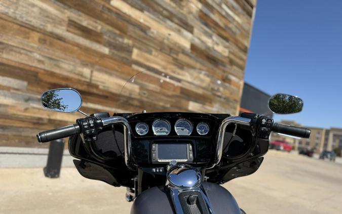 2017 Harley-Davidson® Ultra Limited Two-Tone Charcoal Denim/Black Denim