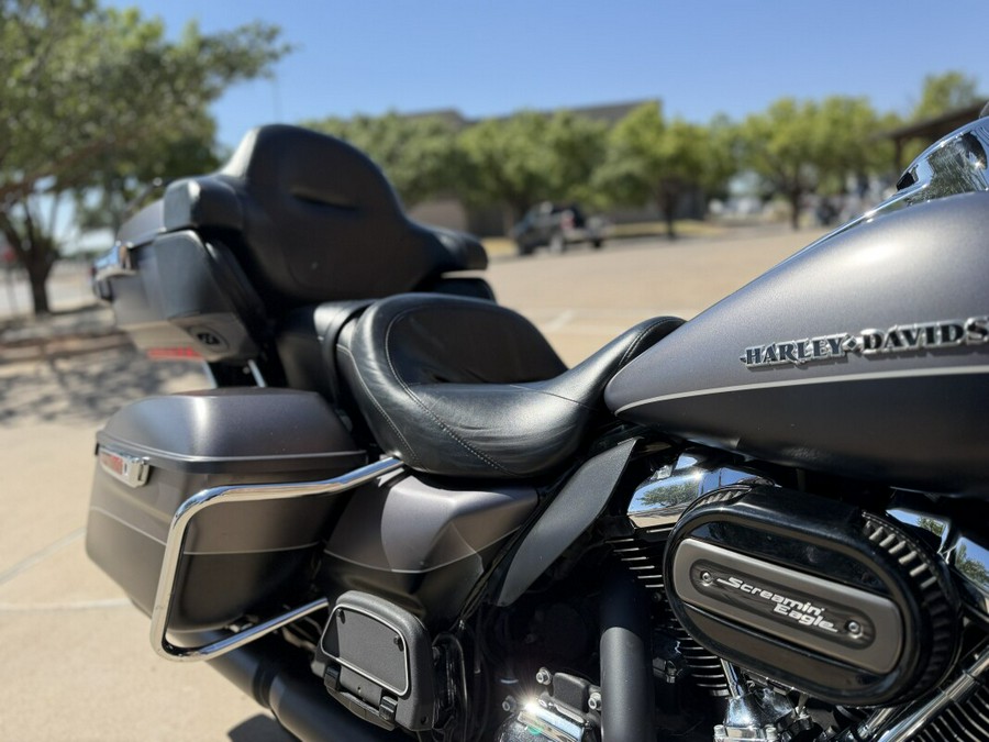 2017 Harley-Davidson® Ultra Limited Two-Tone Charcoal Denim/Black Denim