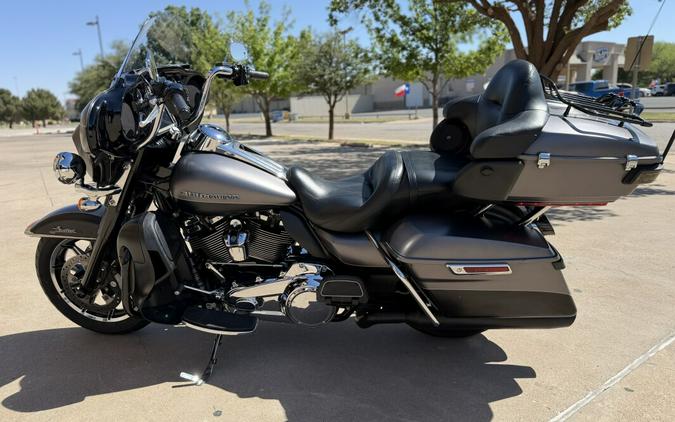2017 Harley-Davidson® Ultra Limited Two-Tone Charcoal Denim/Black Denim