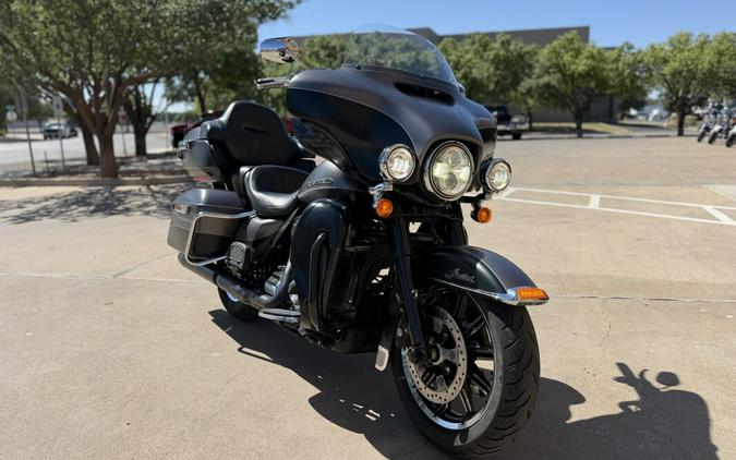 2017 Harley-Davidson® Ultra Limited Two-Tone Charcoal Denim/Black Denim