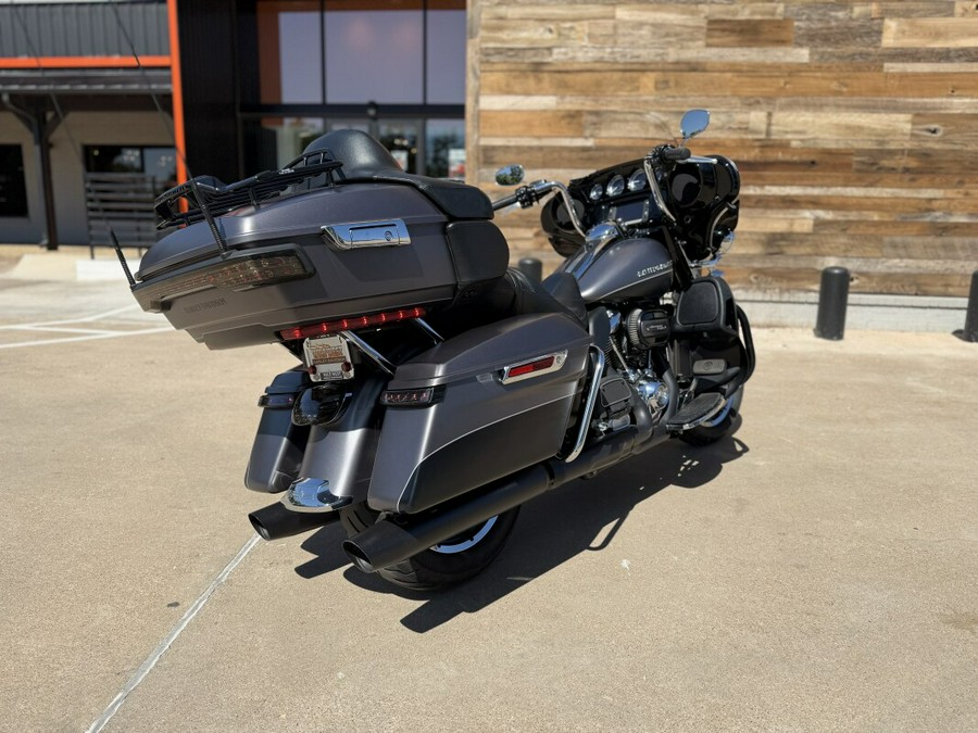 2017 Harley-Davidson® Ultra Limited Two-Tone Charcoal Denim/Black Denim