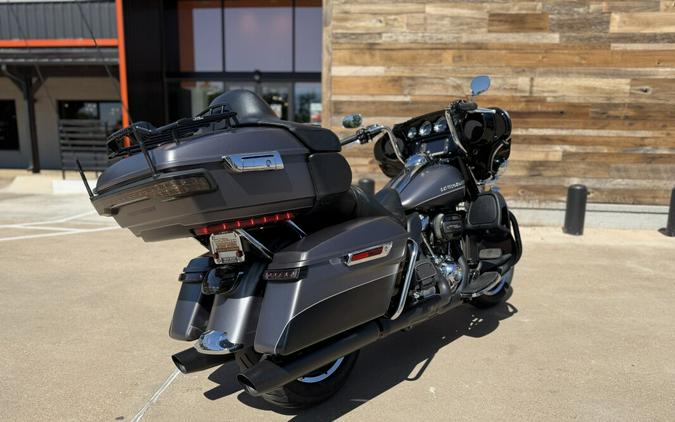 2017 Harley-Davidson® Ultra Limited Two-Tone Charcoal Denim/Black Denim