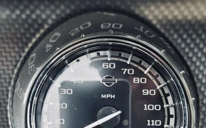 2015 Harley-Davidson® CVO™ Ultra Limited Two-Tone Palladium Silver/Typhoon Maroon FLHTKSE