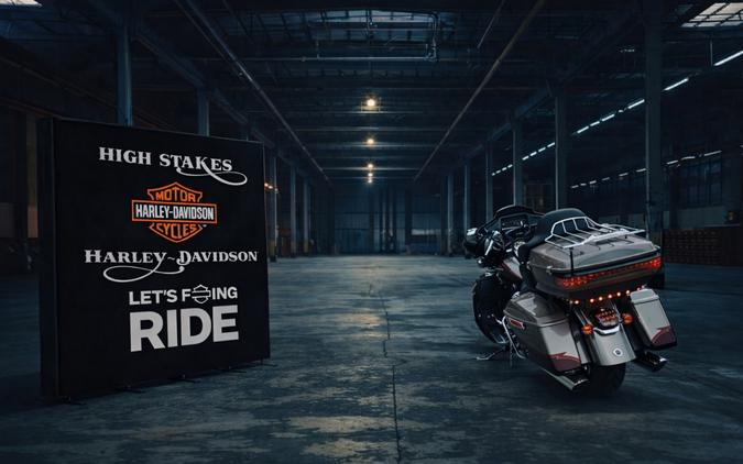 2015 Harley-Davidson® CVO™ Ultra Limited Two-Tone Palladium Silver/Typhoon Maroon FLHTKSE