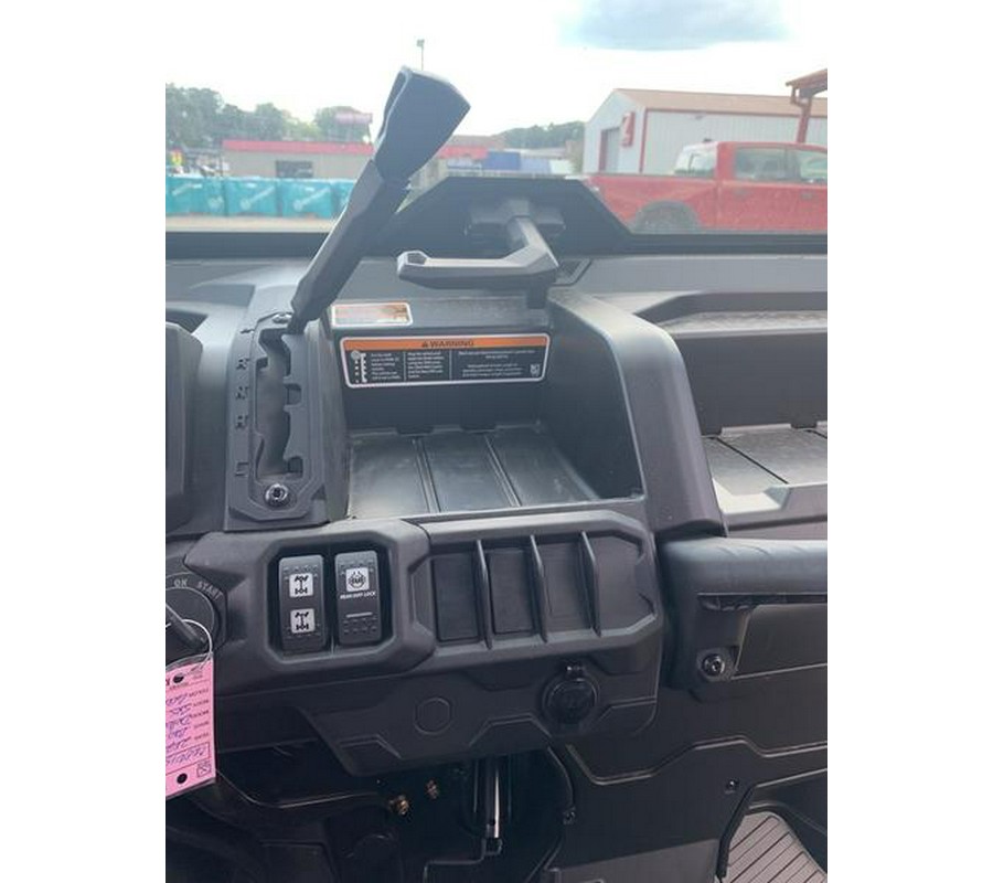 2024 Can-Am® Defender MAX HD7