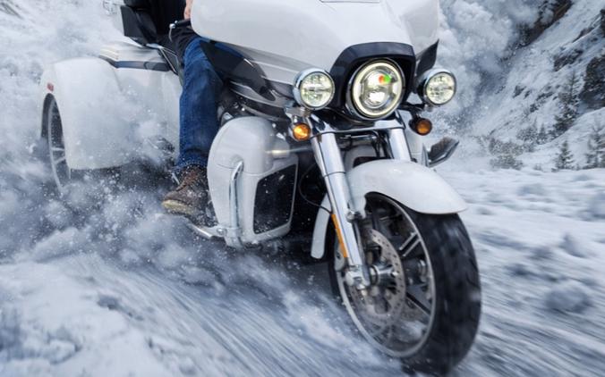 2020 Harley-Davidson® CVO Tri Glide Blizzard White Pearl w/ Lightning Silver & Stormcloud FLHTCUTGSE