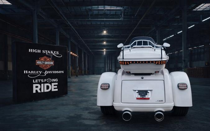 2020 Harley-Davidson® CVO Tri Glide Blizzard White Pearl w/ Lightning Silver & Stormcloud FLHTCUTGSE