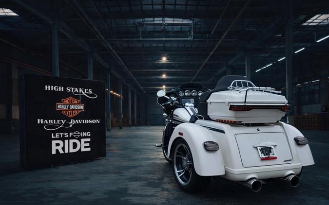 2020 Harley-Davidson® CVO Tri Glide Blizzard White Pearl w/ Lightning Silver & Stormcloud FLHTCUTGSE