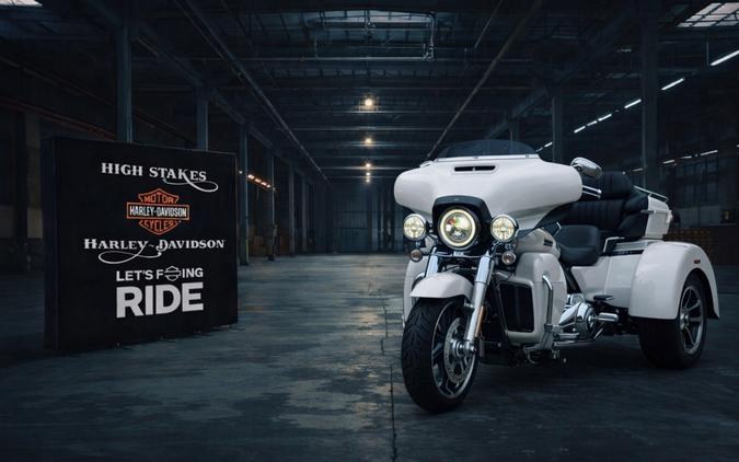 2020 Harley-Davidson® CVO Tri Glide Blizzard White Pearl w/ Lightning Silver & Stormcloud FLHTCUTGSE