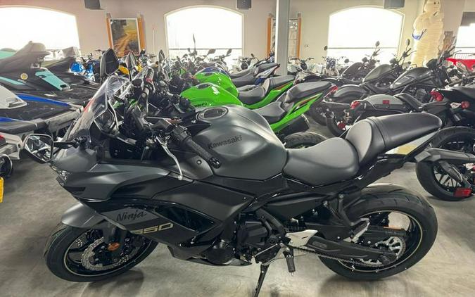 2024 Kawasaki Ninja® 650 ABS Metallic Matte Dark Gray/Metallic Spark Black