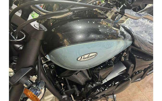 2025 Kawasaki Vulcan® 900 Classic - Metallic Carbon Gray / Phantom Blue