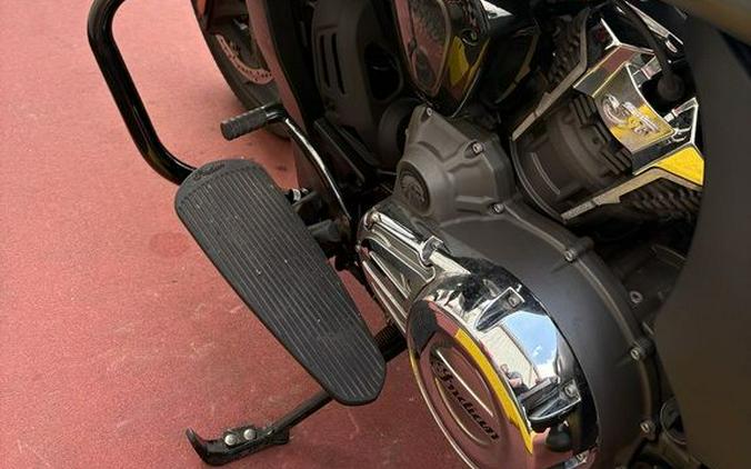 2022 Challenger® Titanium Smoke - Indian Motorcycle