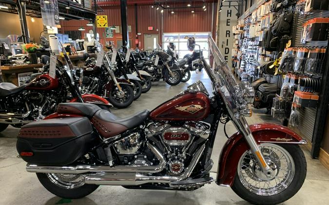 Harley-Davidson® Heritage Classic 2023 FLHCS Heirloom Red Fade