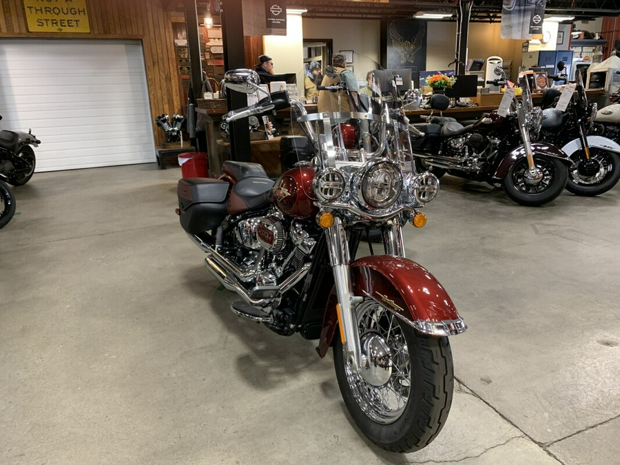 Harley-Davidson® Heritage Classic 2023 FLHCS Heirloom Red Fade