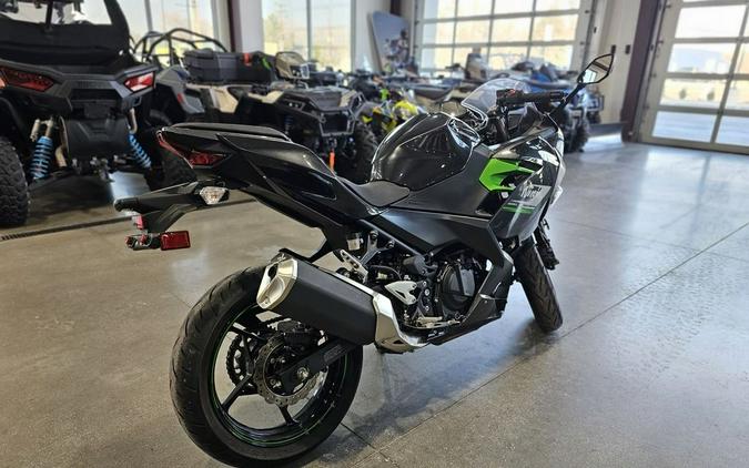 2023 Kawasaki Ninja® 400 ABS Matrix Camo Gray/Metallic Matte Carbon Gray