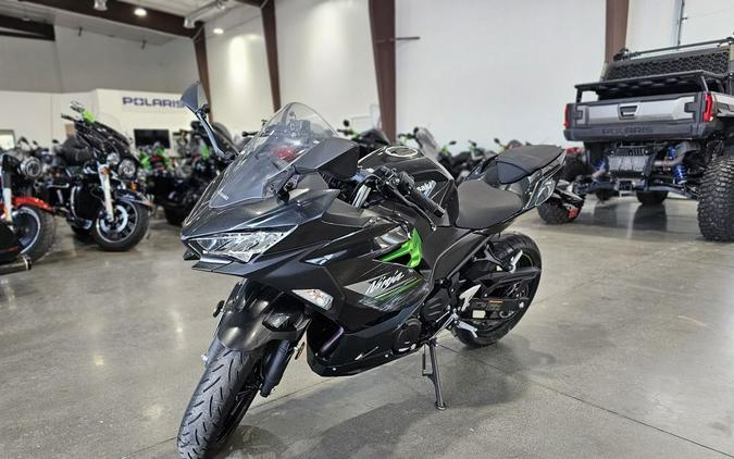 2023 Kawasaki Ninja® 400 ABS Matrix Camo Gray/Metallic Matte Carbon Gray
