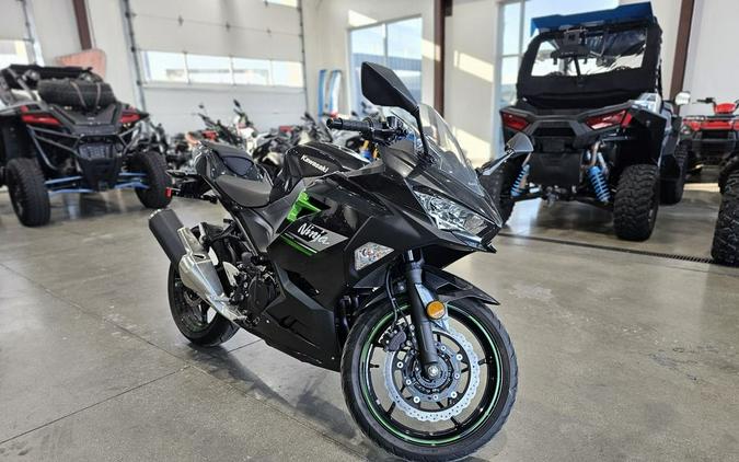 2023 Kawasaki Ninja® 400 ABS Matrix Camo Gray/Metallic Matte Carbon Gray