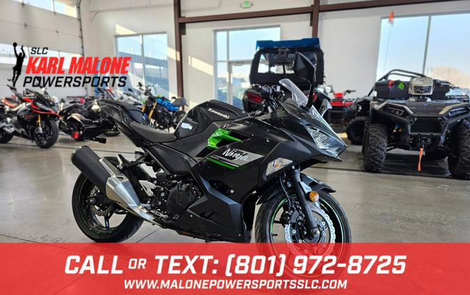 2023 Kawasaki Ninja® 400 ABS Matrix Camo Gray/Metallic Matte Carbon Gray