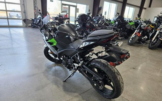 2023 Kawasaki Ninja® 400 ABS Matrix Camo Gray/Metallic Matte Carbon Gray