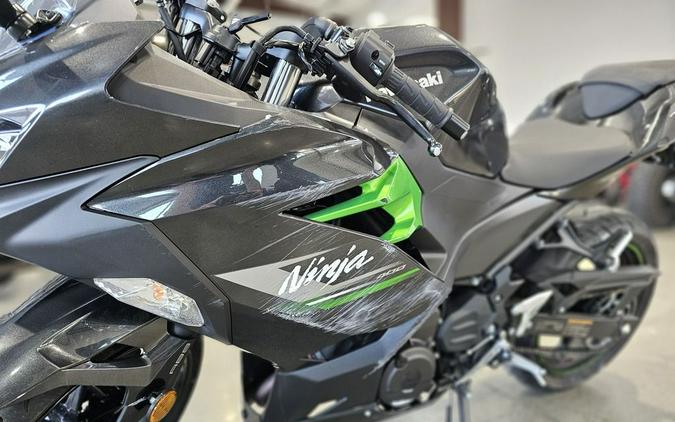 2023 Kawasaki Ninja® 400 ABS Matrix Camo Gray/Metallic Matte Carbon Gray