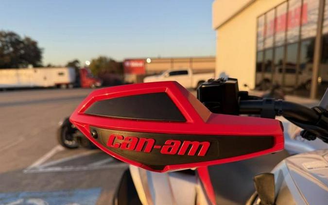 2026 Can-Am® Renegade X mr 1000 R Hyper Silver & Legion Red